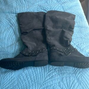 Women’s qrey suede boots